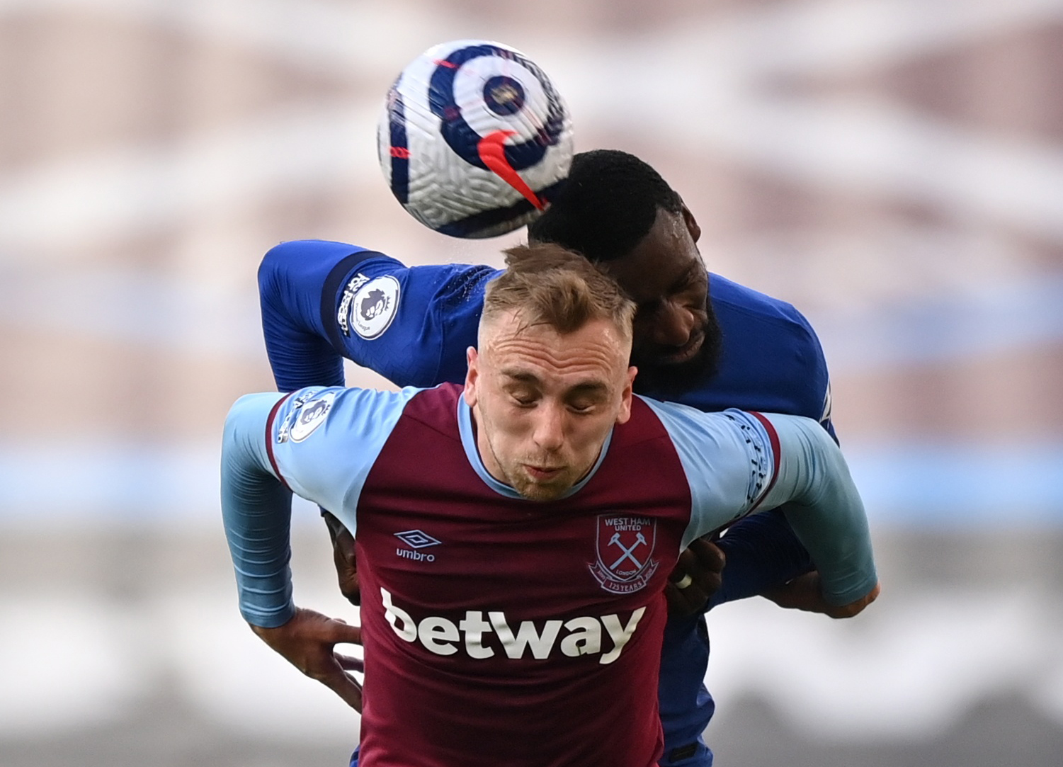 他不得不在 他不得不在